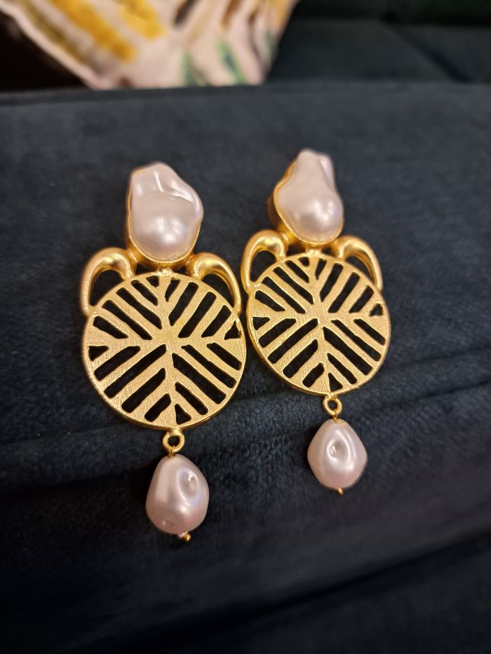 Ranjeeta pearl studs