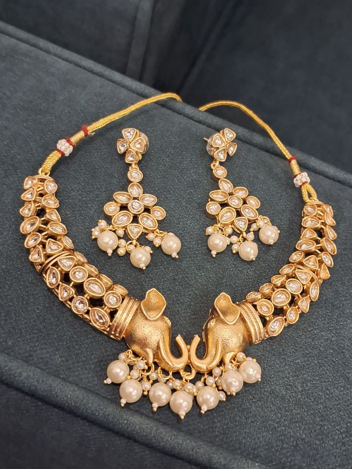 Guni white choker necklace set