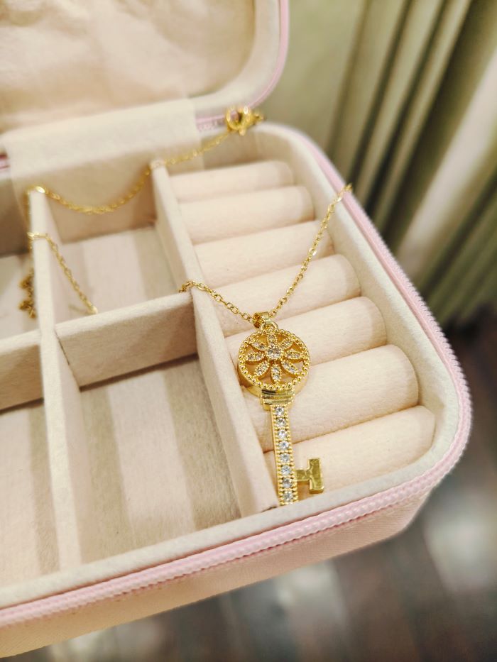 Joey anti-tarnish pendant with chain