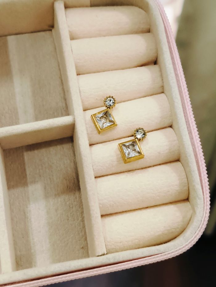 Karen anti-tarnish White stud earrings