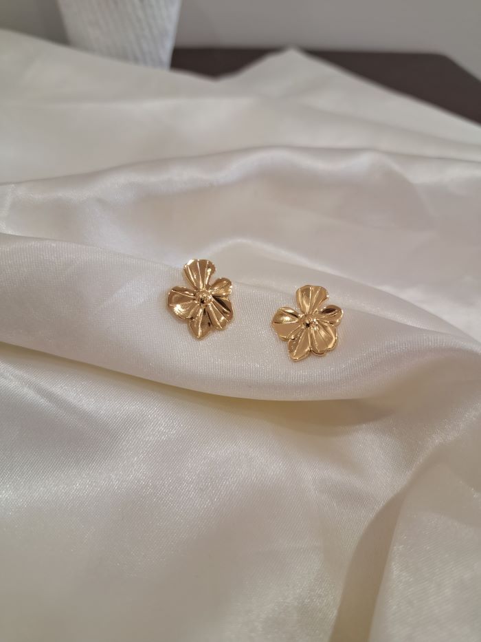 Nivaana anti-tarnish stud earrings