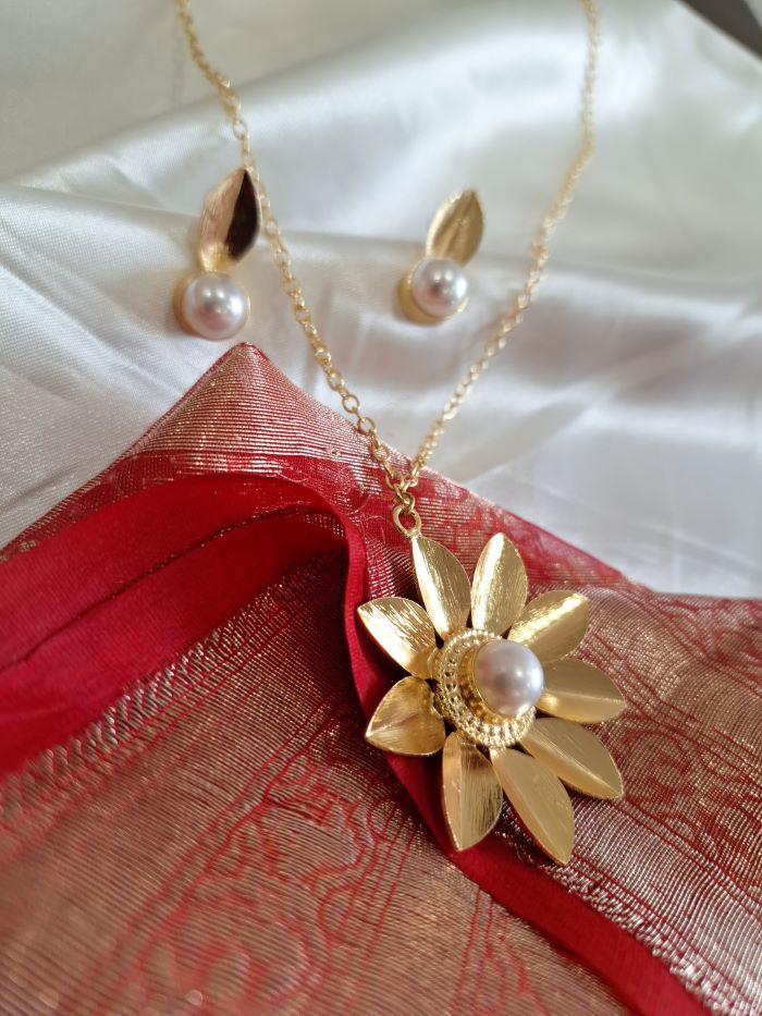 Samiksha floral pendant set