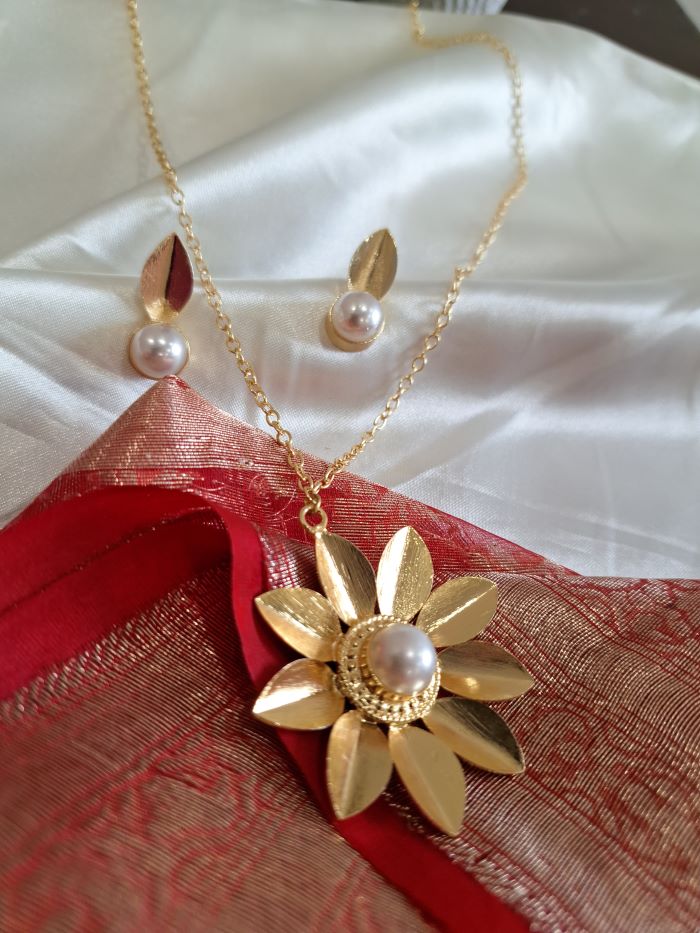 Samiksha floral pendant set