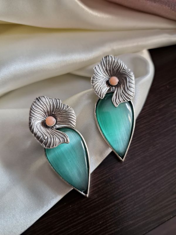 Survi pastel green studs