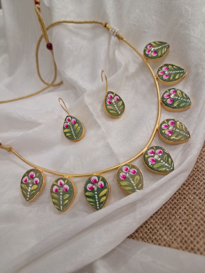 Aatishi green hasli necklace set