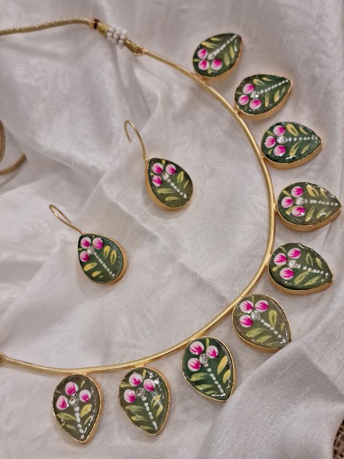 Aatishi green hasli necklace set
