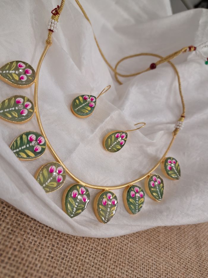 Aatishi green hasli necklace set