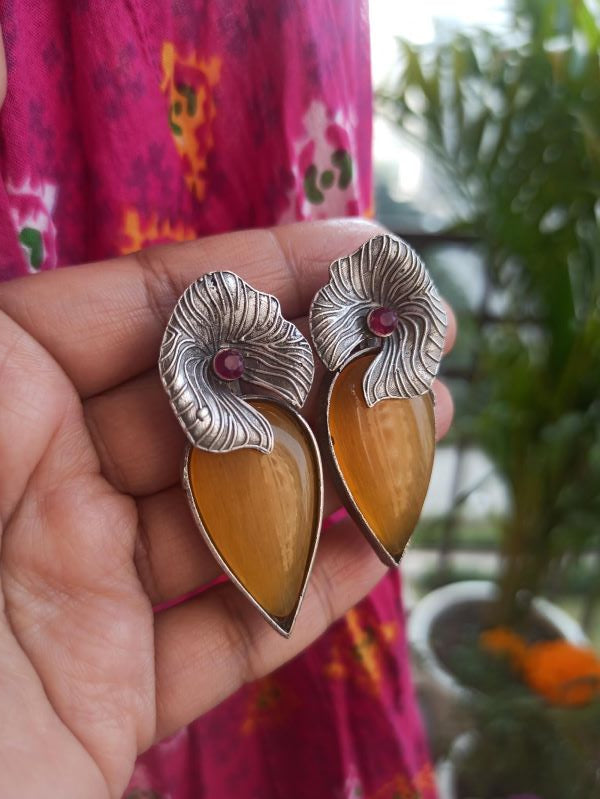 Survi mustard yellow studs