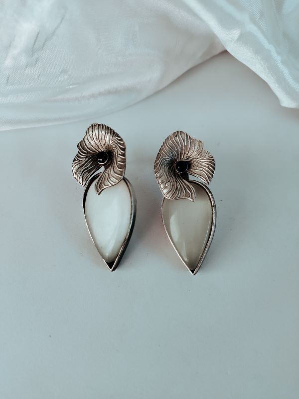 Survi white studs earrings
