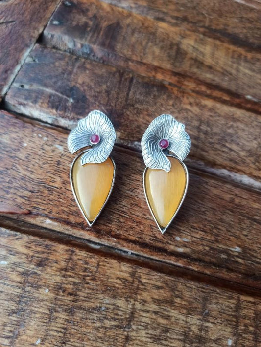Survi mustard yellow studs