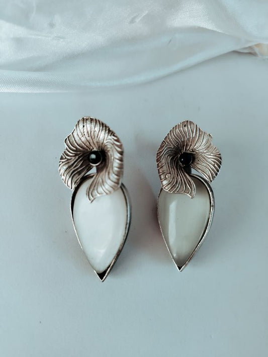Survi white studs earrings