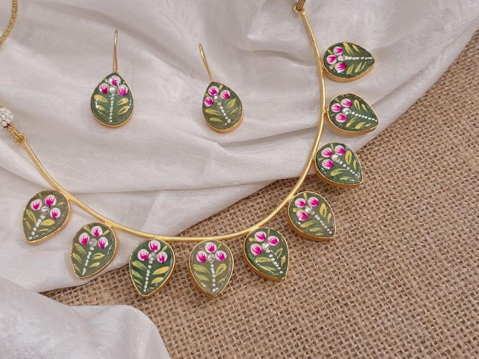 Aatishi green hasli necklace set