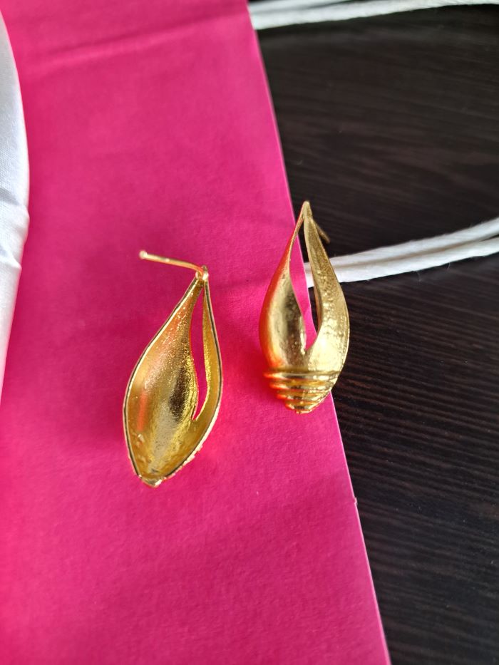 Alice gold-plated studs earrings