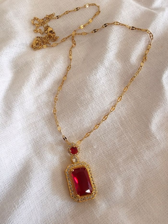 Dallas red anti-tarnish pendant with chain
