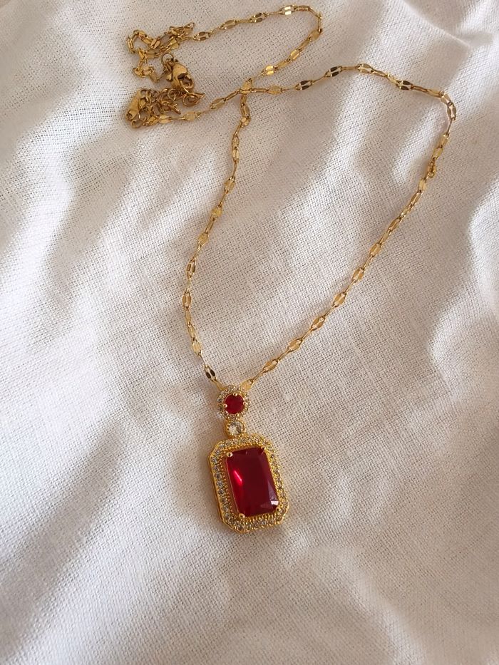 Dallas red anti-tarnish pendant with chain
