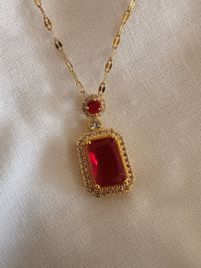 Dallas red anti-tarnish pendant with chain