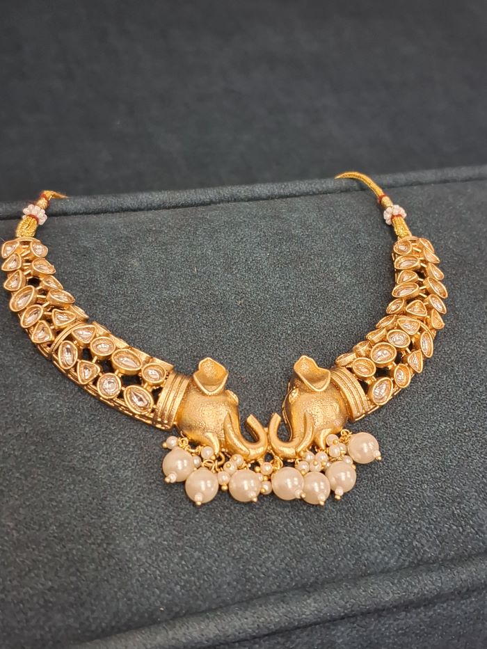 Guni white choker necklace set