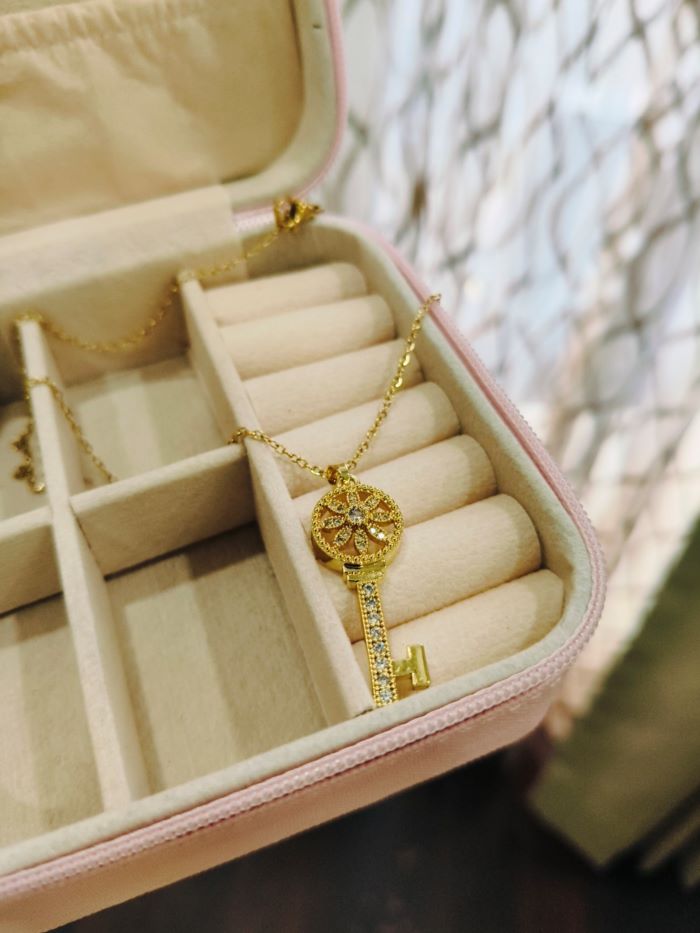 Joey anti-tarnish pendant with chain