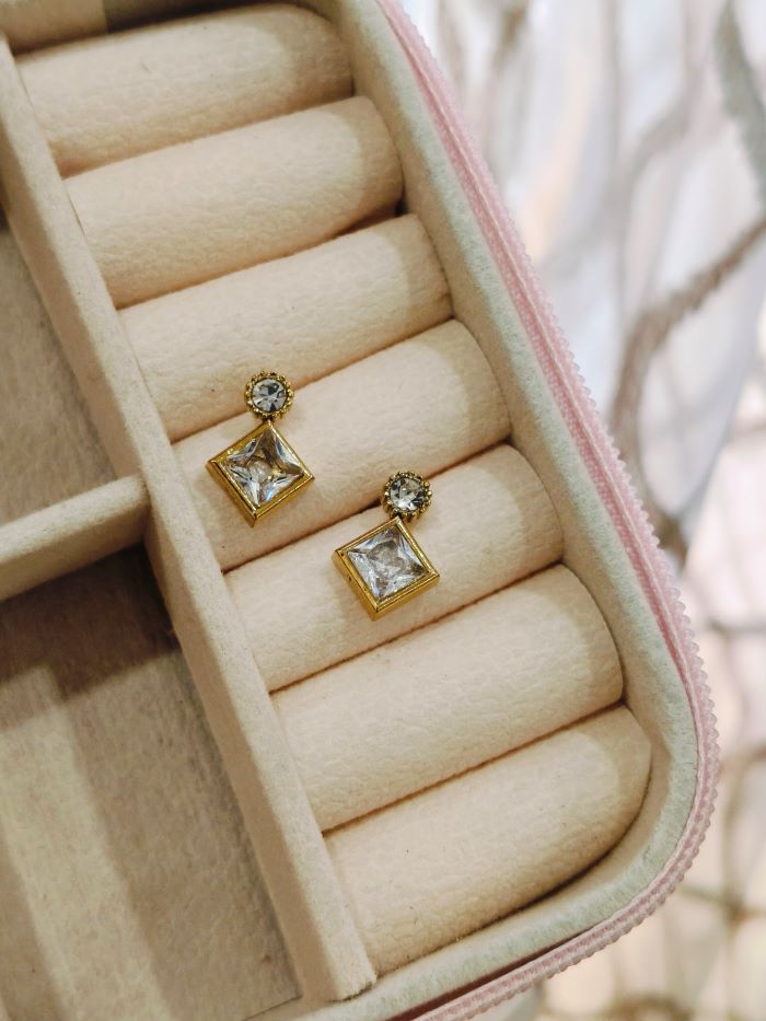 Karen anti-tarnish White stud earrings