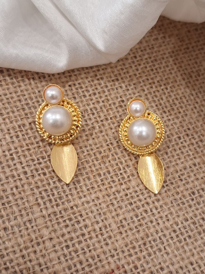 Lily white pearl studs earrings