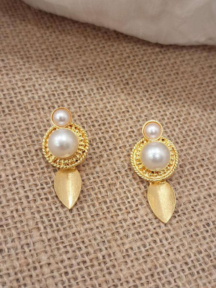Lily white pearl studs earrings