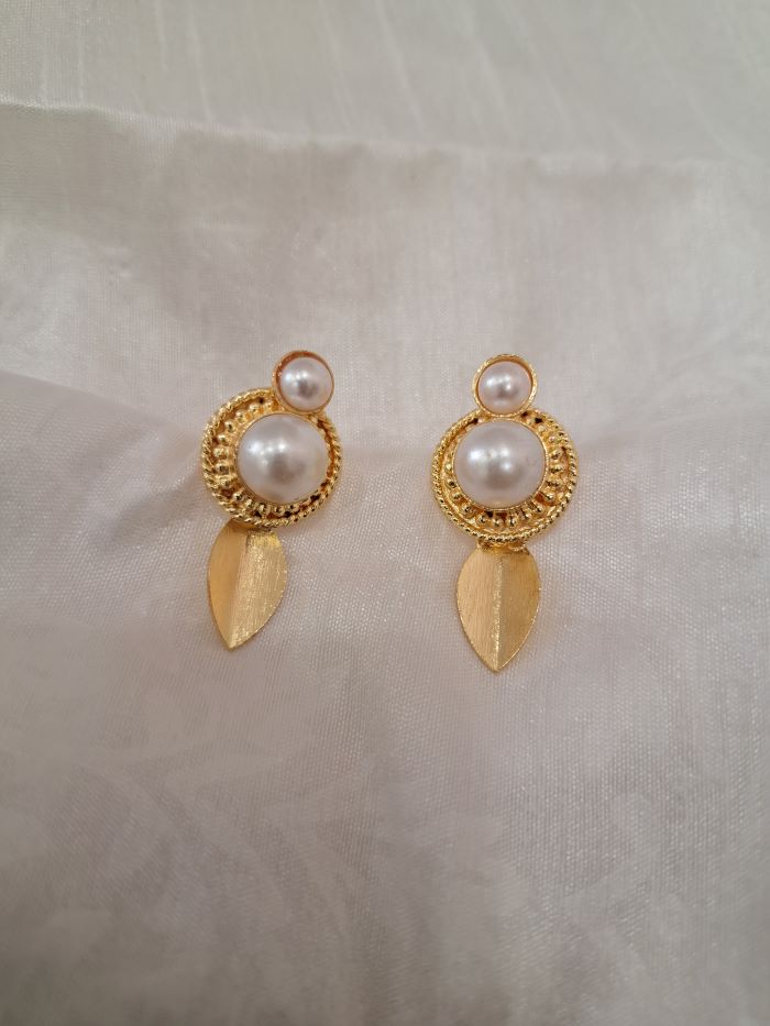 Lily white pearl studs earrings