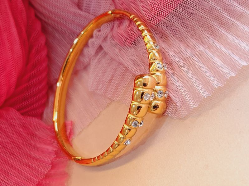 Naila anti-tarnish bracelet-free size