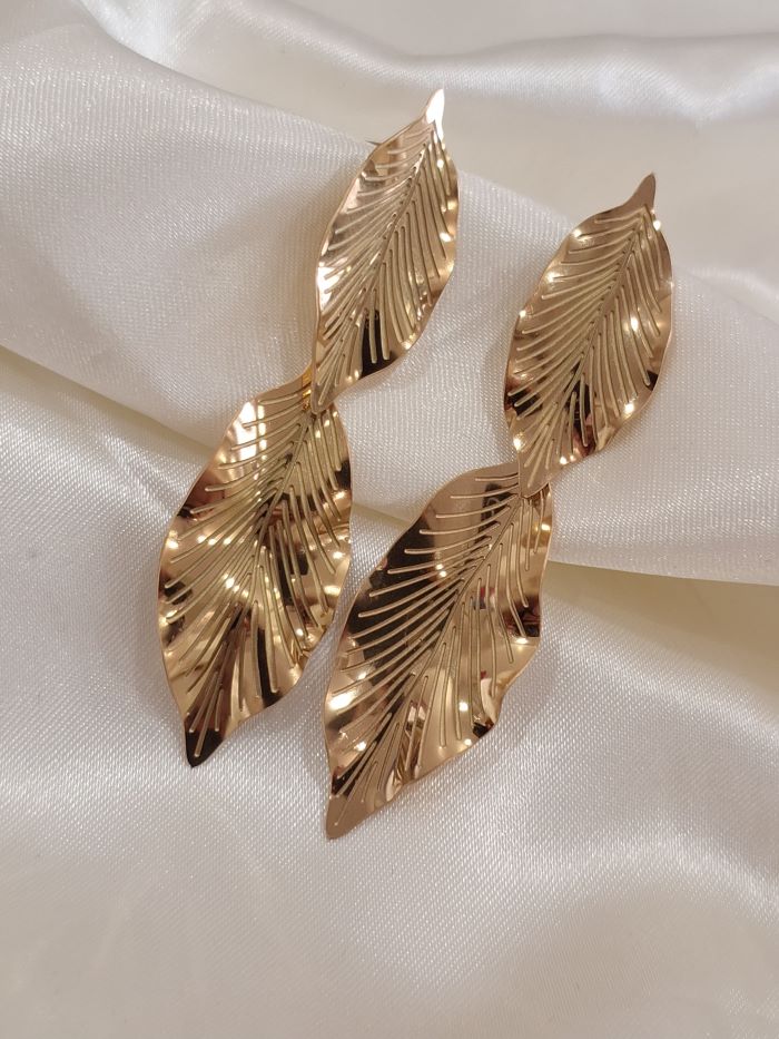 Purevibes anti-tarnish hanging earrings.