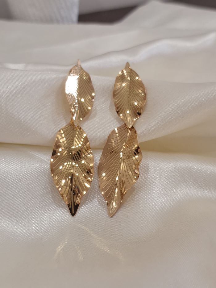 Purevibes anti-tarnish hanging earrings.
