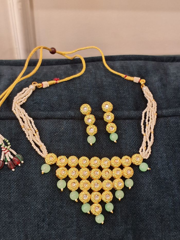 Rikhiya mint kundan choker