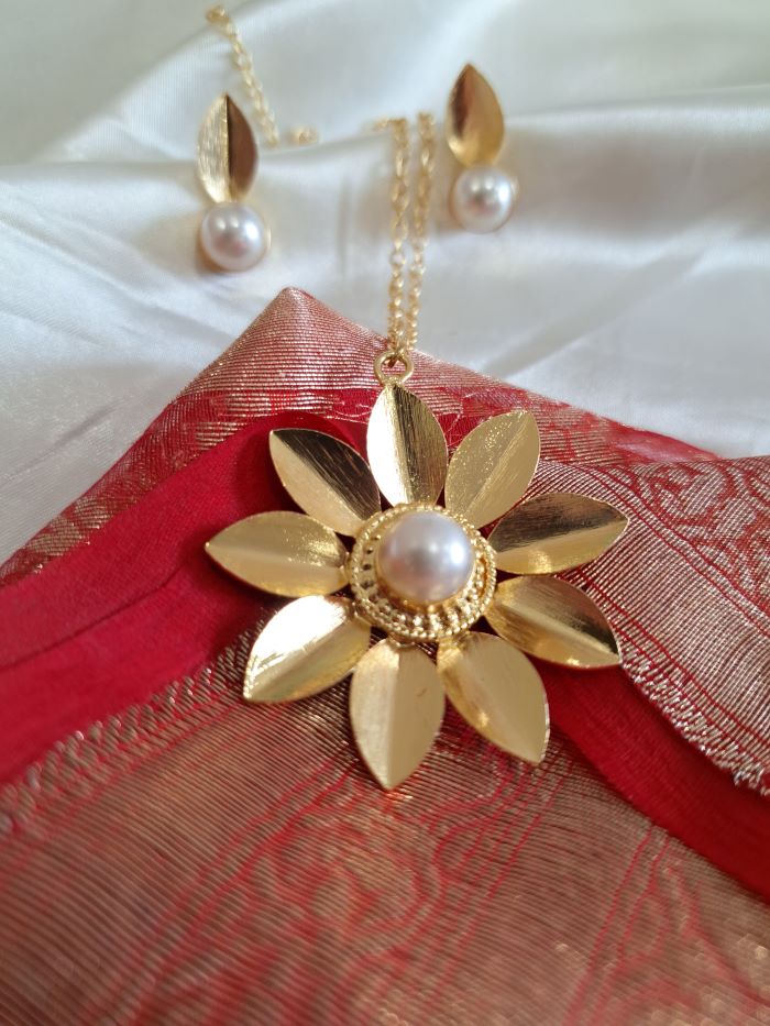 Samiksha floral pendant set