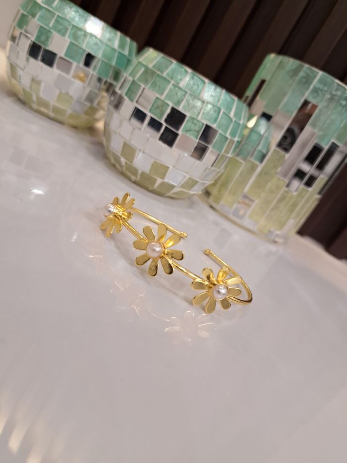 Savana floral brass bracelet-free size