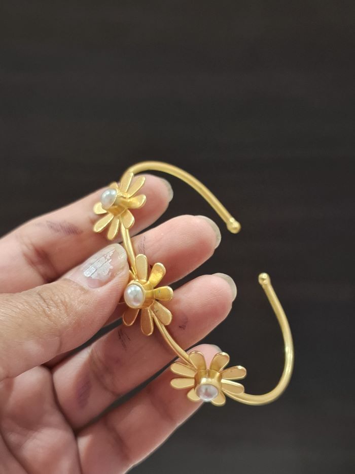 Savana floral brass bracelet-free size