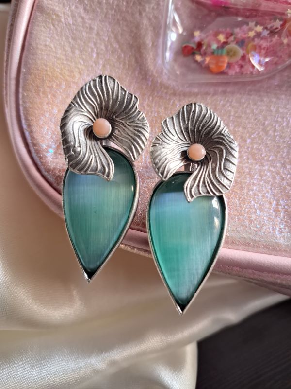 Survi pastel green studs