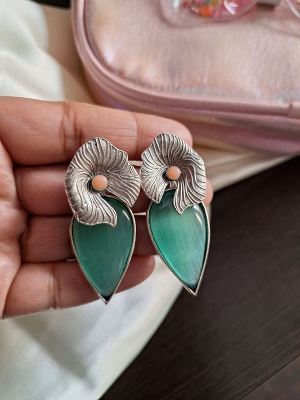 Survi pastel green studs