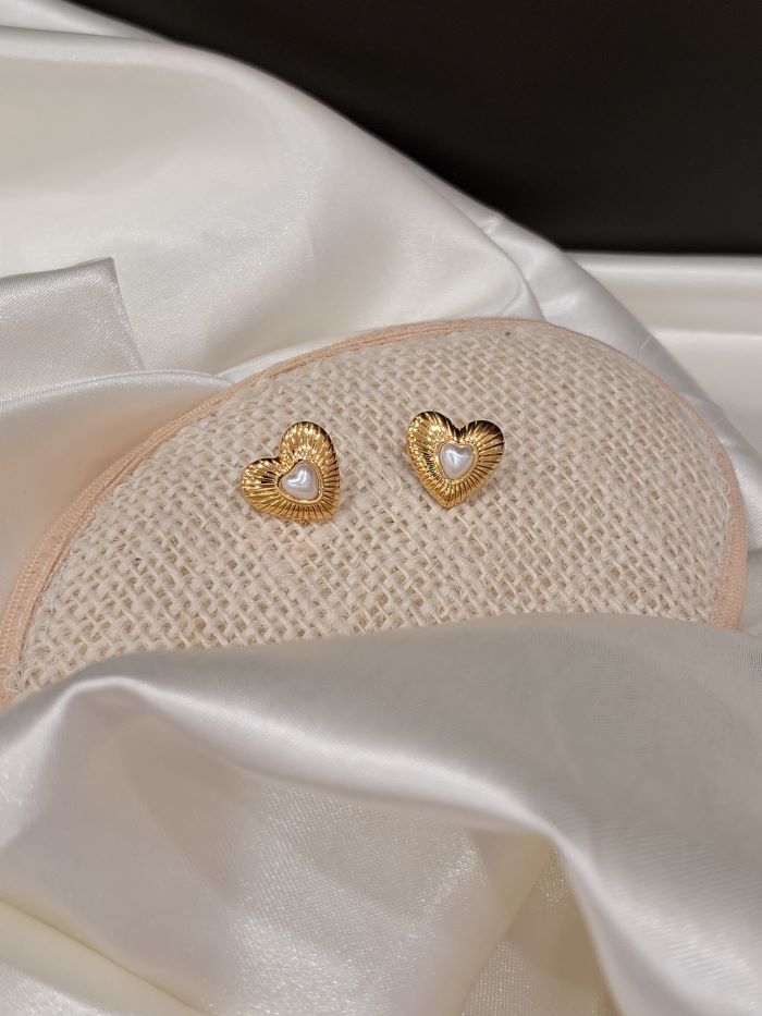 Tiffy anti-tarnish heart studs earrings